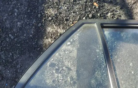 Toyota Avensis T250 Rear vent window glass as2