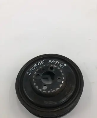 Volkswagen PASSAT B8 Crankshaft pulley 04l105243v