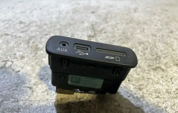 Dodge Challenger USB socket connector 68206384AC 33169193 DAIE040215