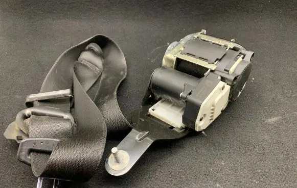 Mercedes-Benz E W212 Front seatbelt 621933200B L289K165127