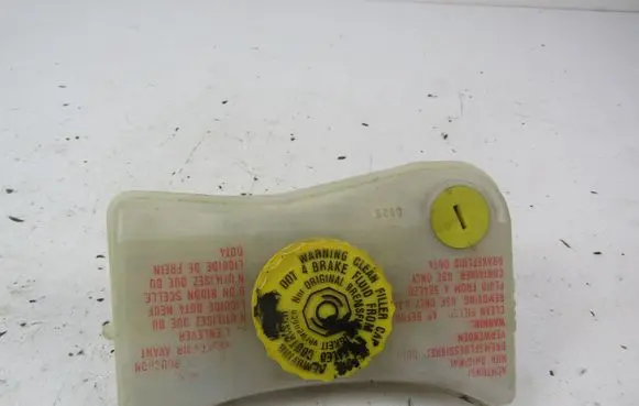 Audi A4 S4 B7 8E 8H Brake fluid reservoir 