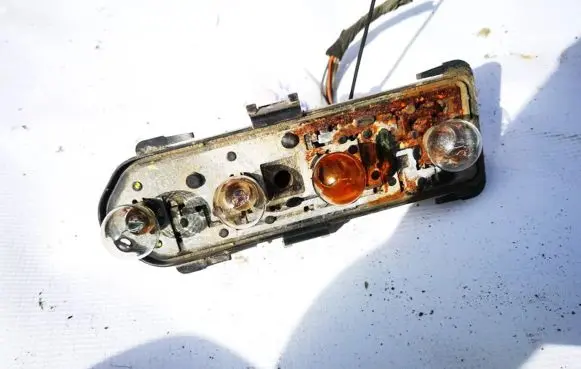 Mercedes-Benz ML W163 Tail light bulb cover holder