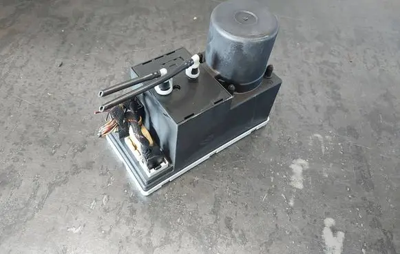Audi A4 S4 B5 8D Central locking vacuum pump 8D0862257C