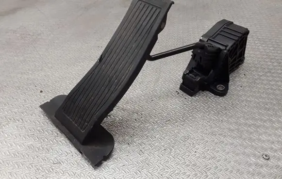 Accelerator throttle pedal