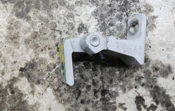 Skoda Octavia Mk3 (5E) Rear door lower hinge 8K0831402B A047058