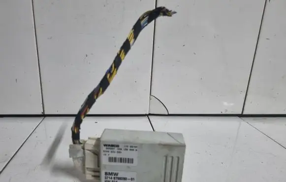BMW 5 E60 E61 Air suspension control unit module (rear) 37146766280 4461500400