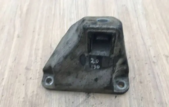 Engine mounting bracket