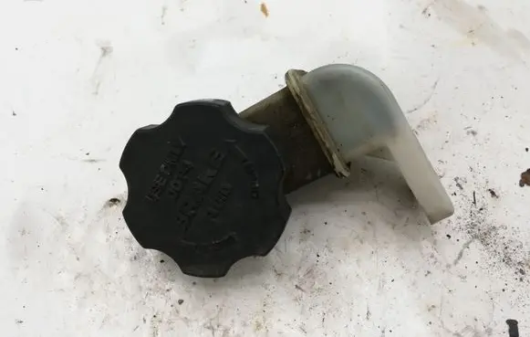 Chevrolet Captiva Brake fluid reservoir NOCODE