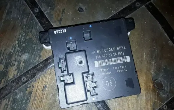 Mercedes-Benz CLS C219 Door control unit/module 2198200326