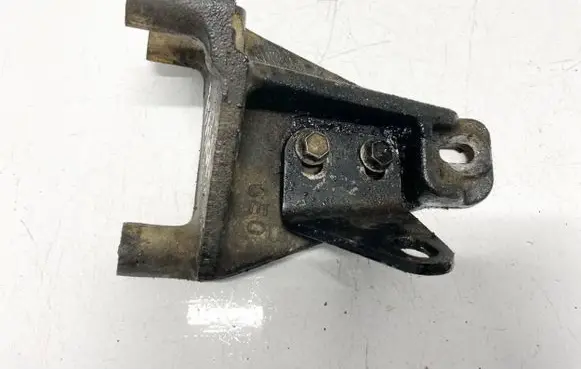 Suzuki Grand Vitara II Engine mounting bracket
