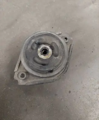 Mercedes-Benz R W251 Engine mount bracket A2512402717