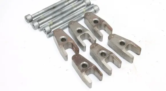 Chrysler 300 - 300C Fuel Injector clamp holder
