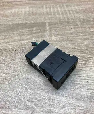 Volkswagen PASSAT B5.5 Seat heating switch 3B0963563C