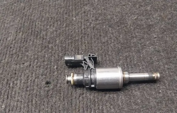 Volkswagen Golf VII Fuel injector 04E906036AE
