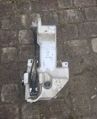 Windshield washer fluid reservoir/tank