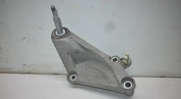 Engine mounting bracket