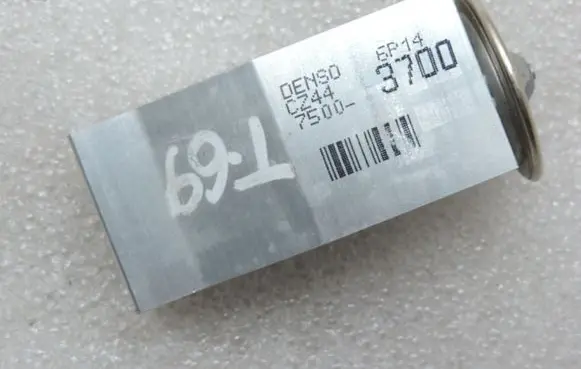 Toyota Yaris Air conditioning (A/C) expansion valve 8851568010