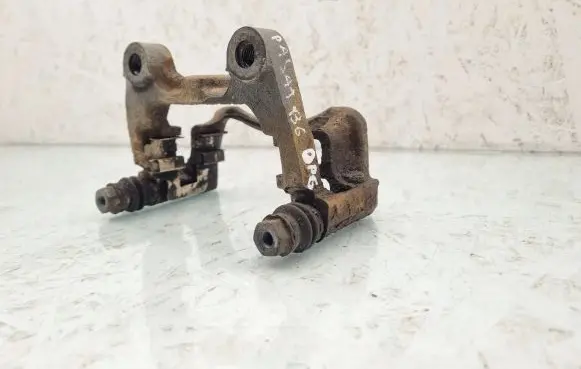 Volkswagen PASSAT B6 Brake caliper pad carrier rear 