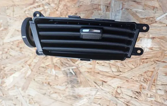 Hyundai i30 Dash center air vent grill 974202R000