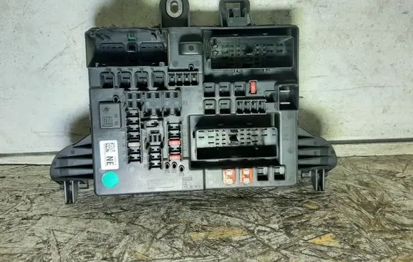 Opel Insignia A Fuse module 1327732104