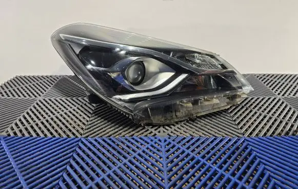 Toyota Yaris Headlight/headlamp