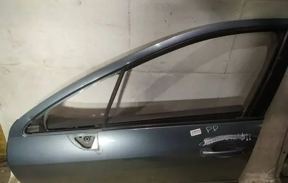 Peugeot 407 Front door pilkos