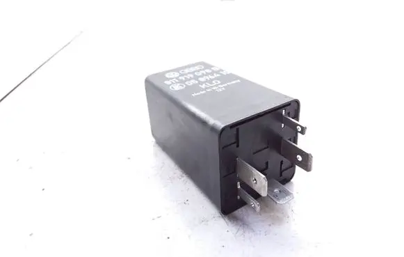 Audi 80 90 B3 Hazard warning light relay 811919098B 05896410