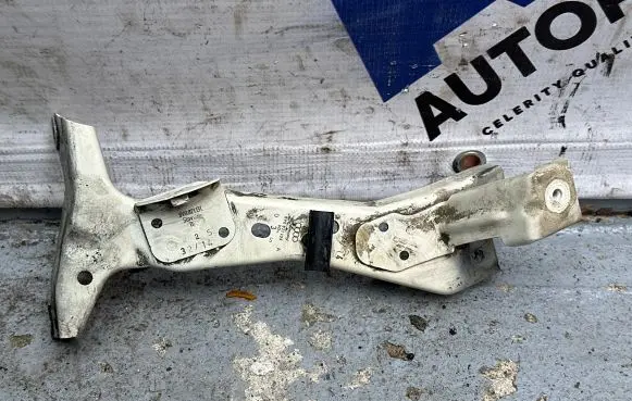 Audi A3 S3 8V Fender mounting bracket 8V0821135