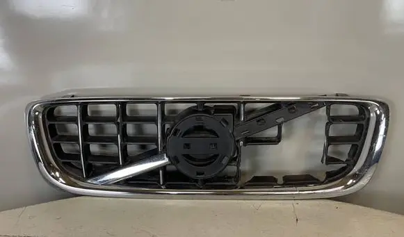 Volvo V70 Front bumper upper radiator grill 31283895