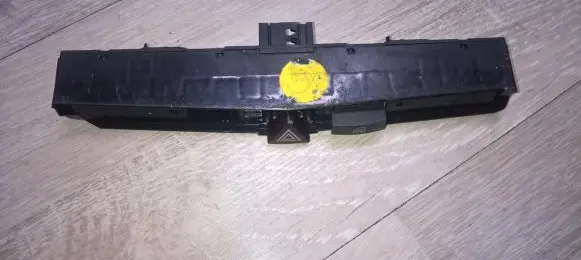 Opel Astra H Hazard light switch