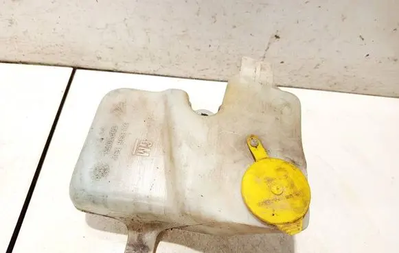 Windshield washer fluid reservoir/tank