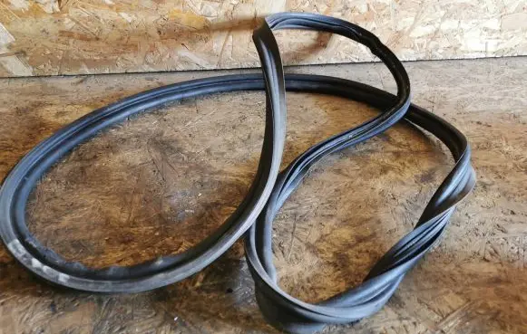 Mercedes-Benz E W213 Rubber seal loading door window/glass A2137500098