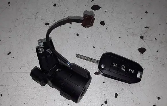 Peugeot 208 Ignition lock 9673257480