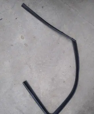 Nissan Juke II F16 Rubber seal front coupe door window 