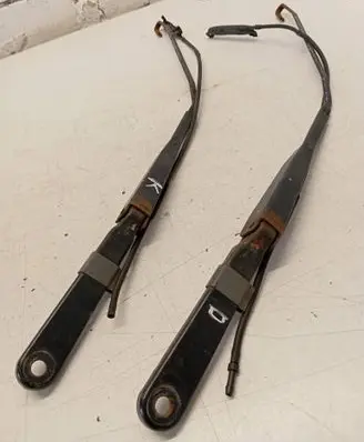 Front wiper blade arm