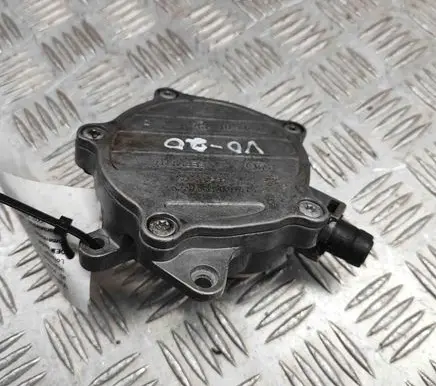 Volkswagen Golf V Vacuum pump 06D145100E