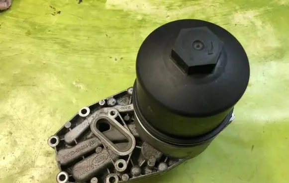 Land Rover Discovery 4 - LR4 Oil filter mounting bracket FW93-6B624-AB