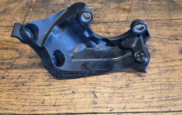 Engine mounting bracket