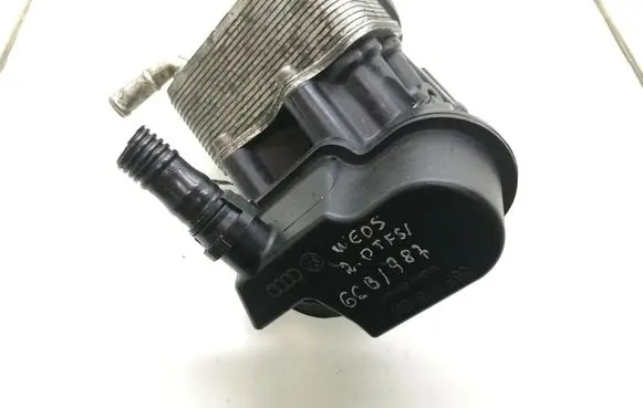 Volkswagen Eos Engine oil radiator 06F115397H