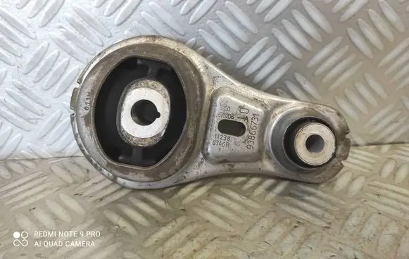 Engine mount bracket