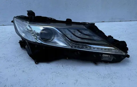 Toyota Camry VIII XV70 Headlight/headlamp