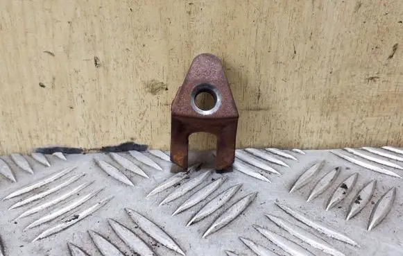Peugeot 208 I Fuel Injector clamp holder 