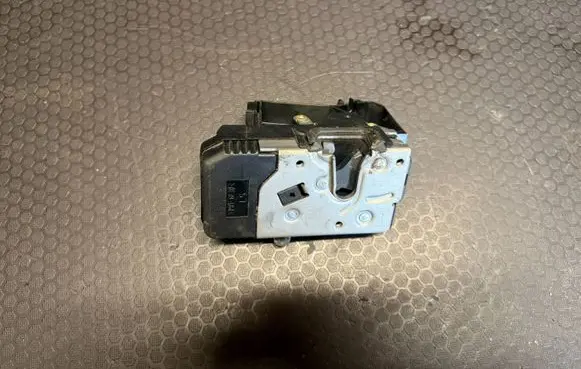 Opel Vivaro Front door lock 8200008246