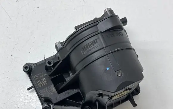 Volkswagen Jetta VII Oil breather separator 05E103464G
