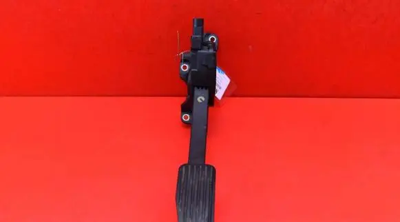 Volvo S60 Accelerator throttle pedal 30715175