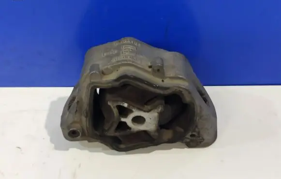 Volvo V60 Engine mount bracket 31330138