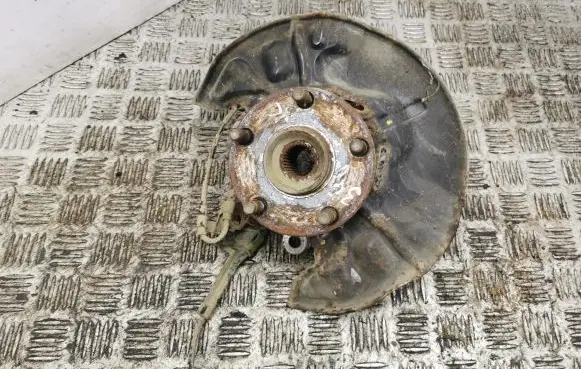 Toyota Corolla Verso AR10 Front wheel hub