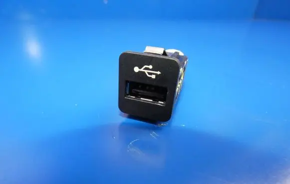BMW X3 F25 USB socket connector 9167196 CMV613