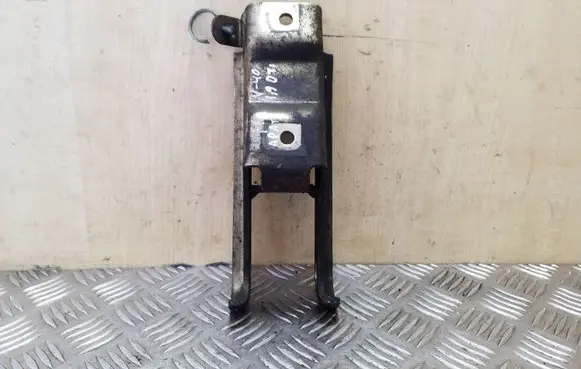 Volvo S40, V40 Engine mounting bracket