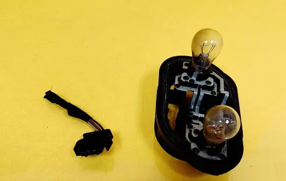 Seat Ibiza III (6L) Tail light bulb cover holder 6L6945257